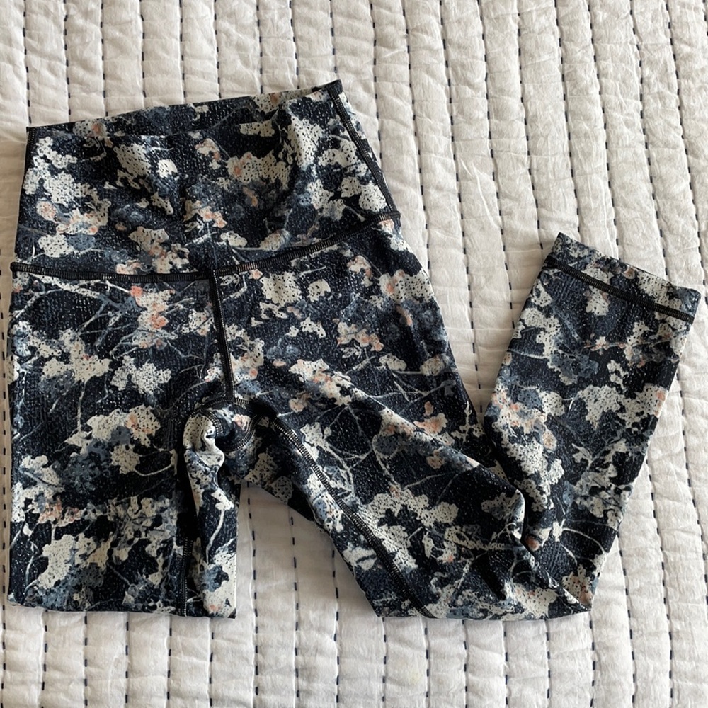 Women’s Lululemon High-Rise Wunder Unders size 2